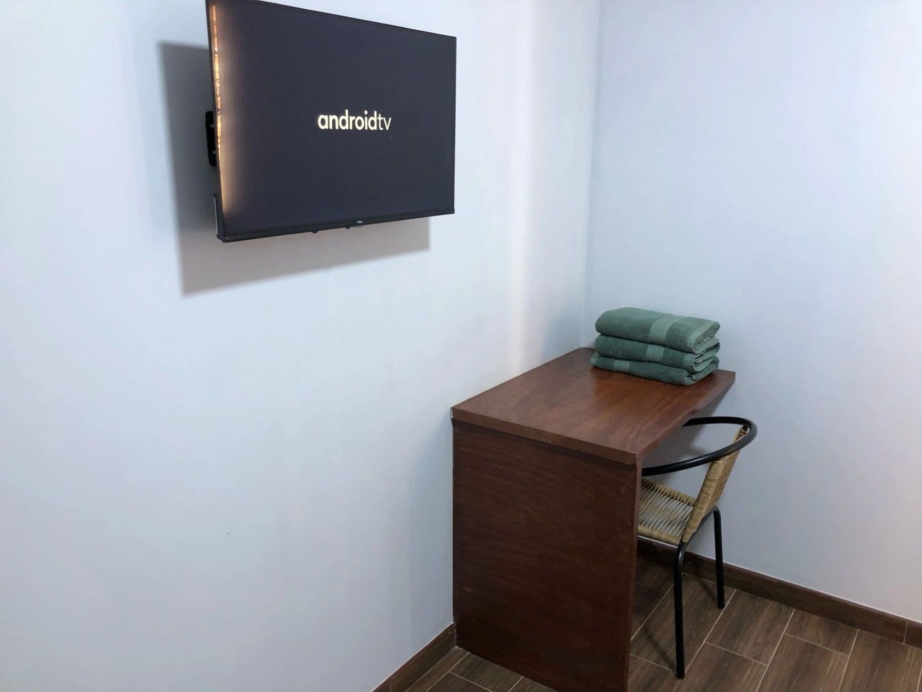 Dormitorio con cama matrimonial