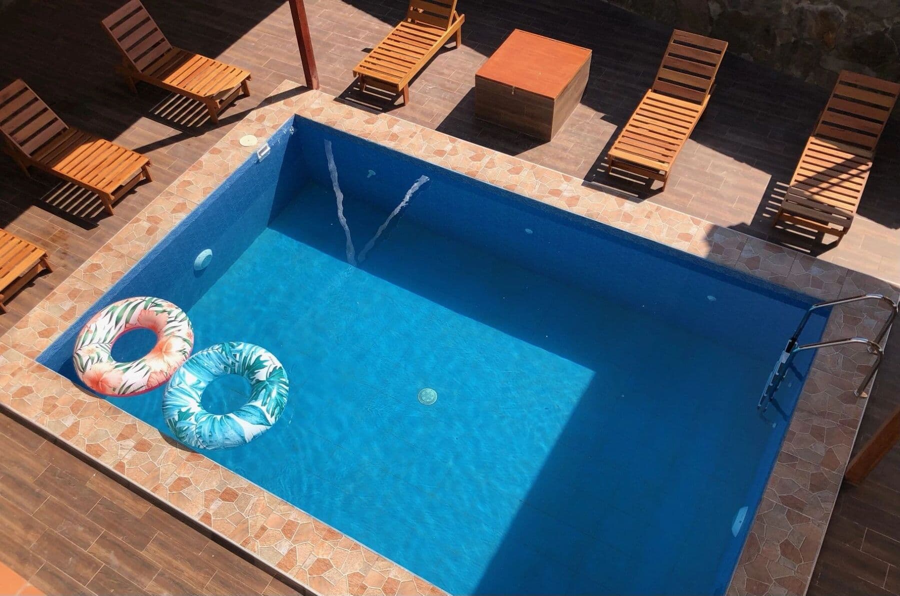 Vista aérea de la piscina y las terrazas